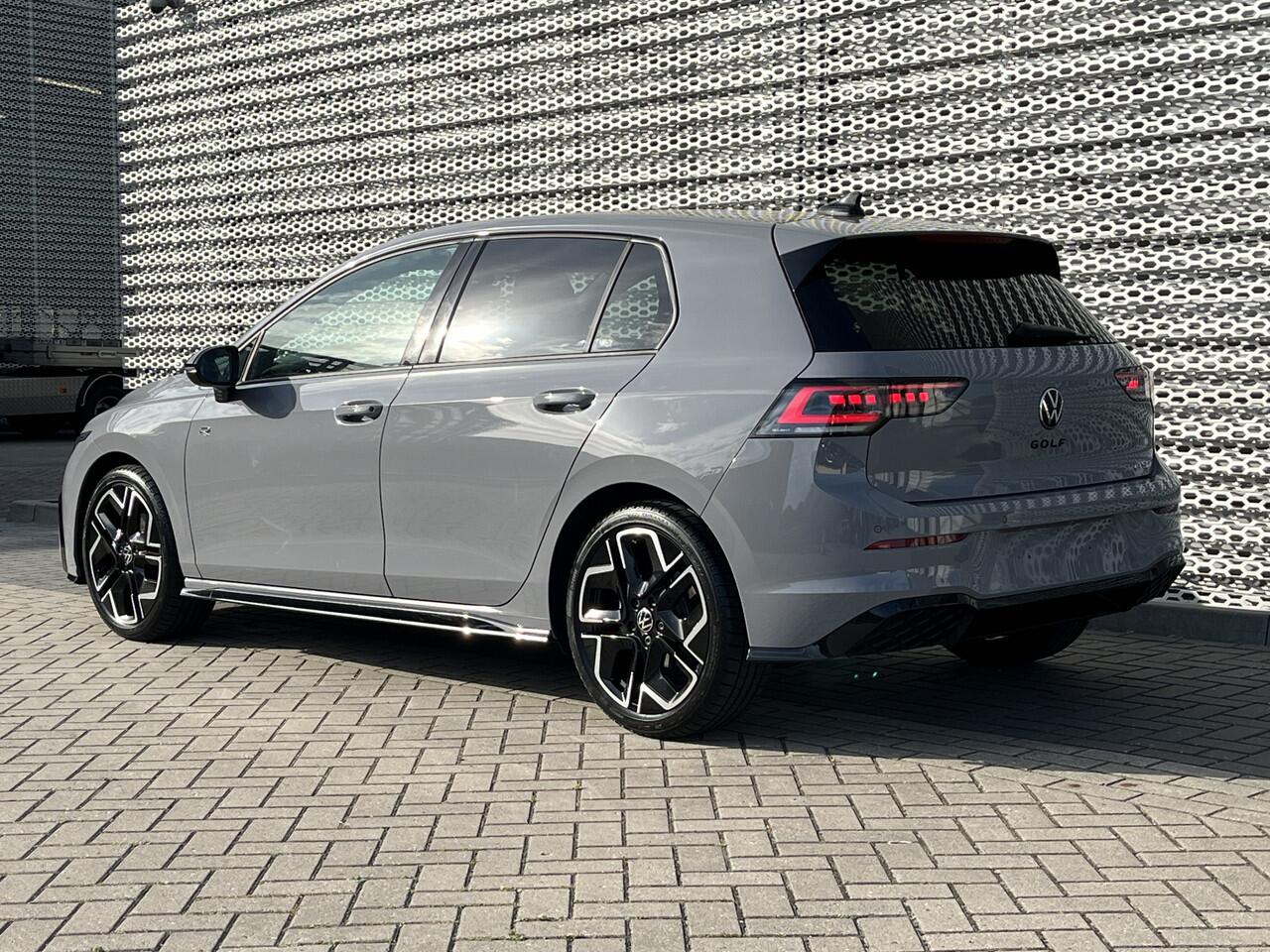 Volkswagen GOLF 1.5 eTSI 150pk DSG R-Line / Panoramadak / Black Style / Matrix LED / Harman Kardon / Elek Zwenkbare Trekhaak / Head-Up Display / Camera / Stuur & Stoelverwarming / 18" LMV