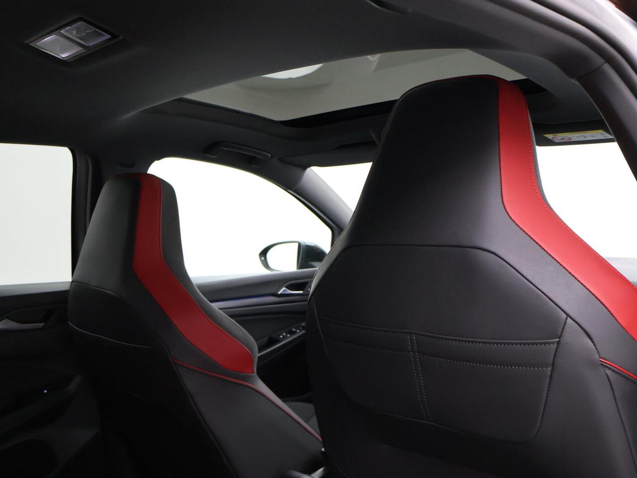 Volkswagen GOLF 8 2.0 TSI GTI CLUBSPORT 300 PK MILLTEK | PANORAMA | HARMAN/KARDON | SFEERVERL. | CAMERA