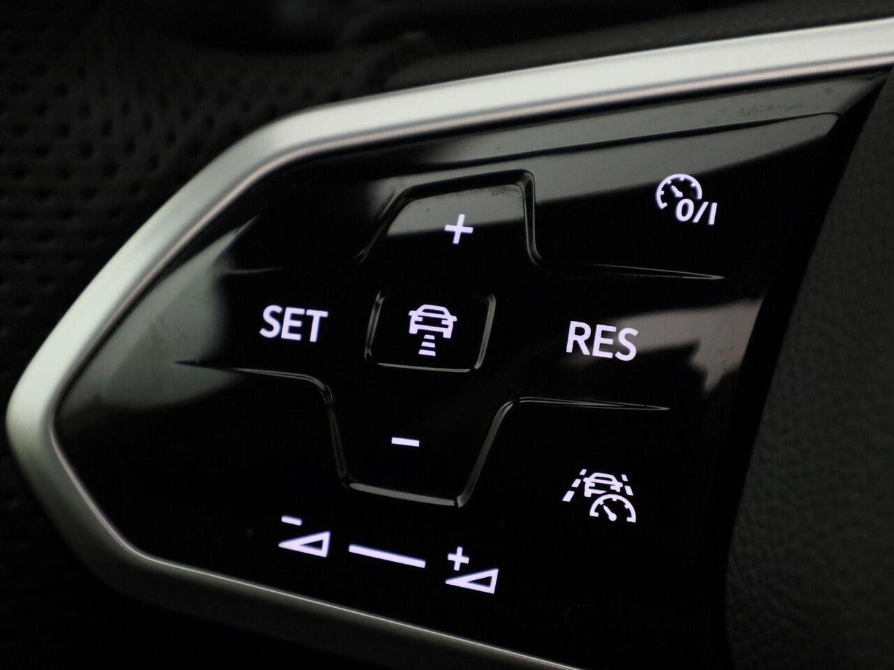 Volkswagen GOLF Variant 1.5eTSI 150PK DSG R Line · Panoramadak · Apple/Android · Camera + Parkeersensoren · Garantie tot maart 2026 of 40.000km