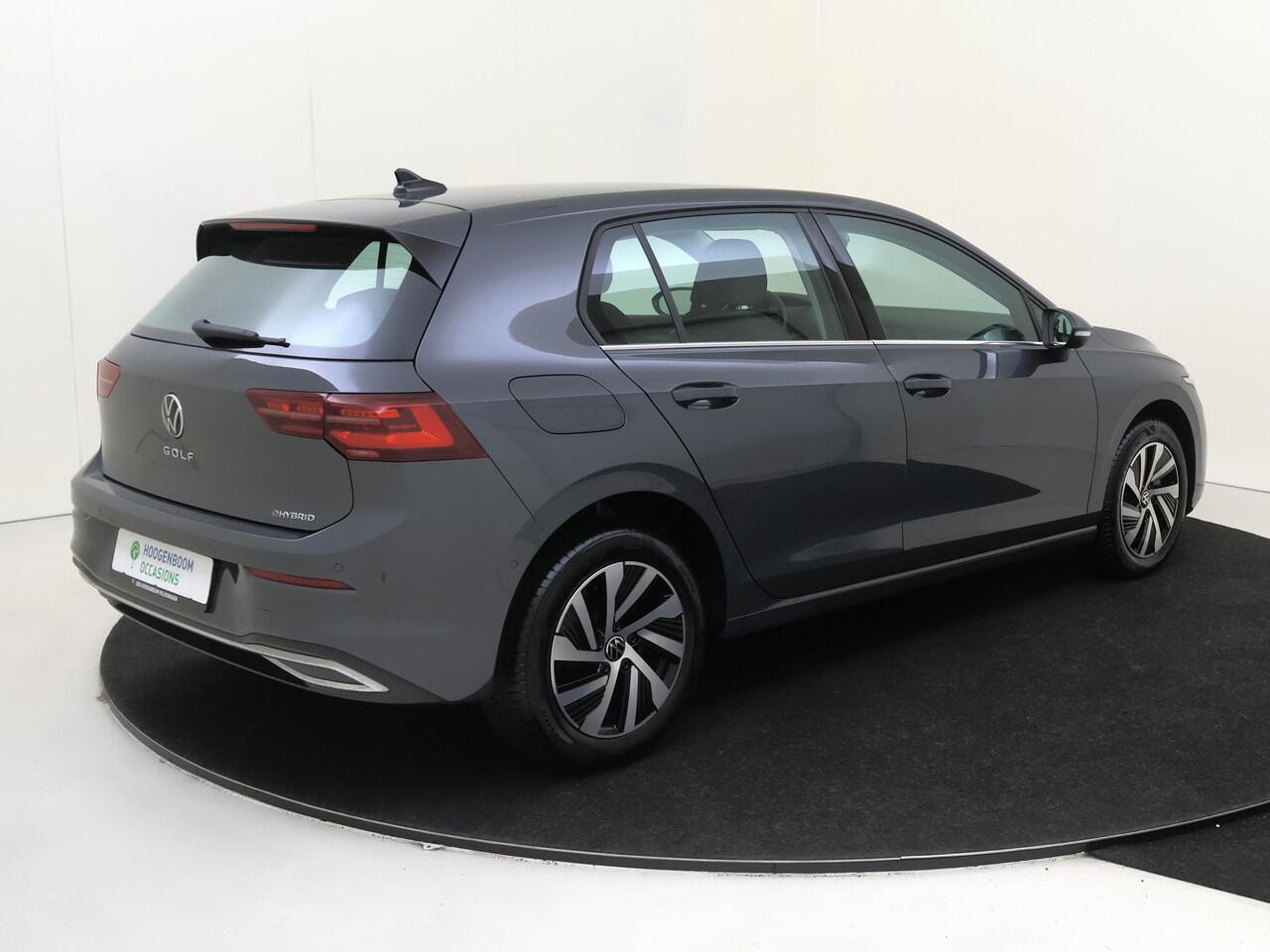 Volkswagen GOLF 1.4 eHybrid Style | Parkeerassistent | Stoel- en stuurwielverwarming | Adaptieve cruise control | Dodehoek detectie | Elektrisch verstelbare bestuurdersstoel met geheugen | CarPlay | 3-zone airco |