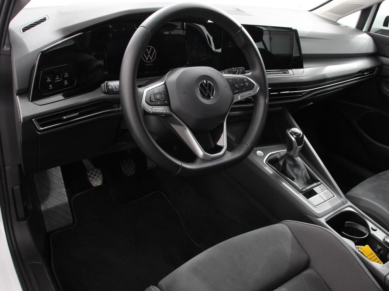 Volkswagen GOLF 1.5 TSI 150pk Style | Navigatie | Climate Control | DAB | Digitale Cockpit | Keyless Start | Lichtmetalen velgen 17" | Parkeer Sensoren | Stoelverwarming