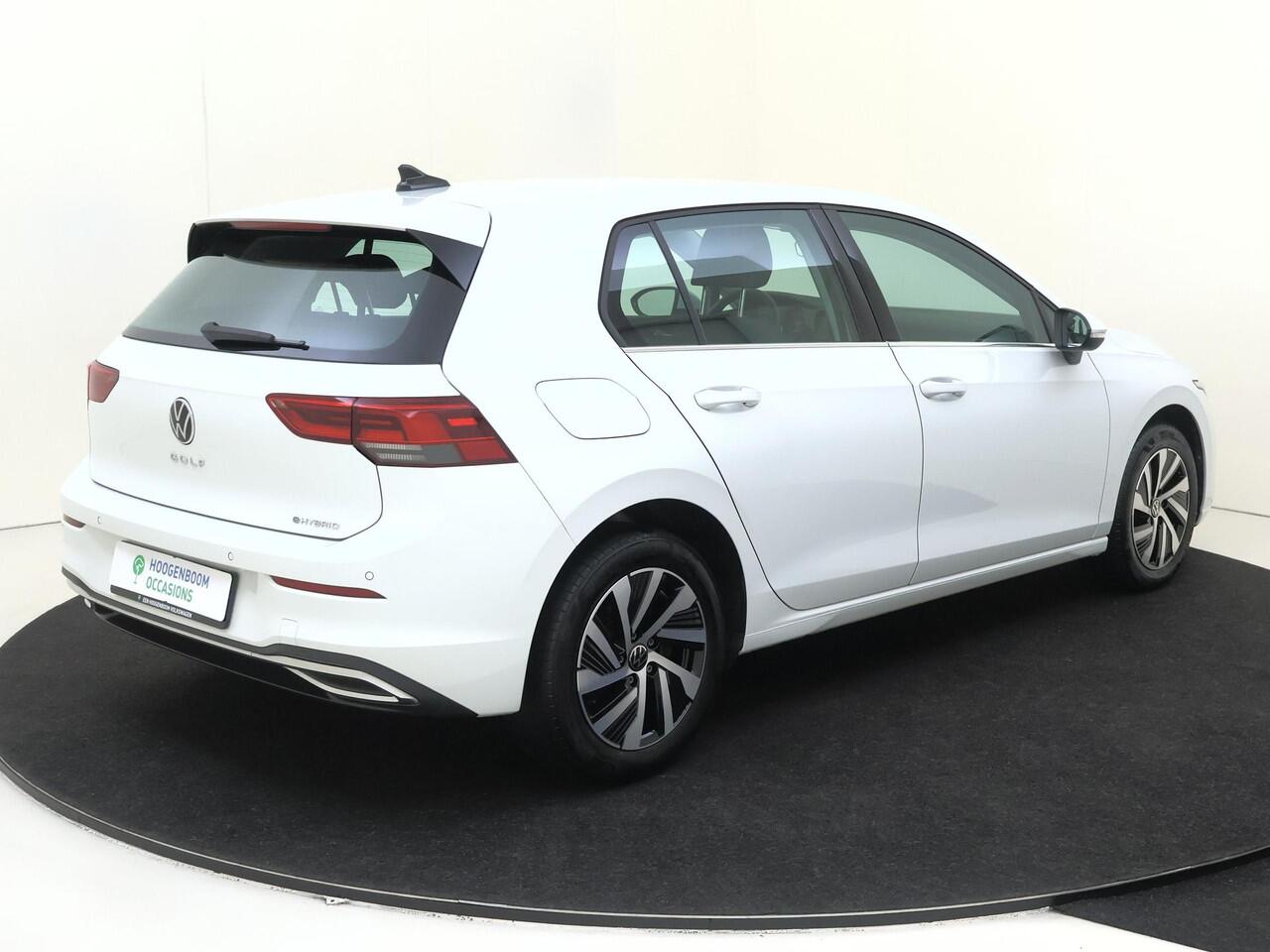 Volkswagen GOLF 1.4 eHybrid Style | Parkeersensoren | 3-zone airco | Stoel- en stuurwielverwarming | Adaptieve cruise control | CarPlay | Navigatie | Digital cockpit |