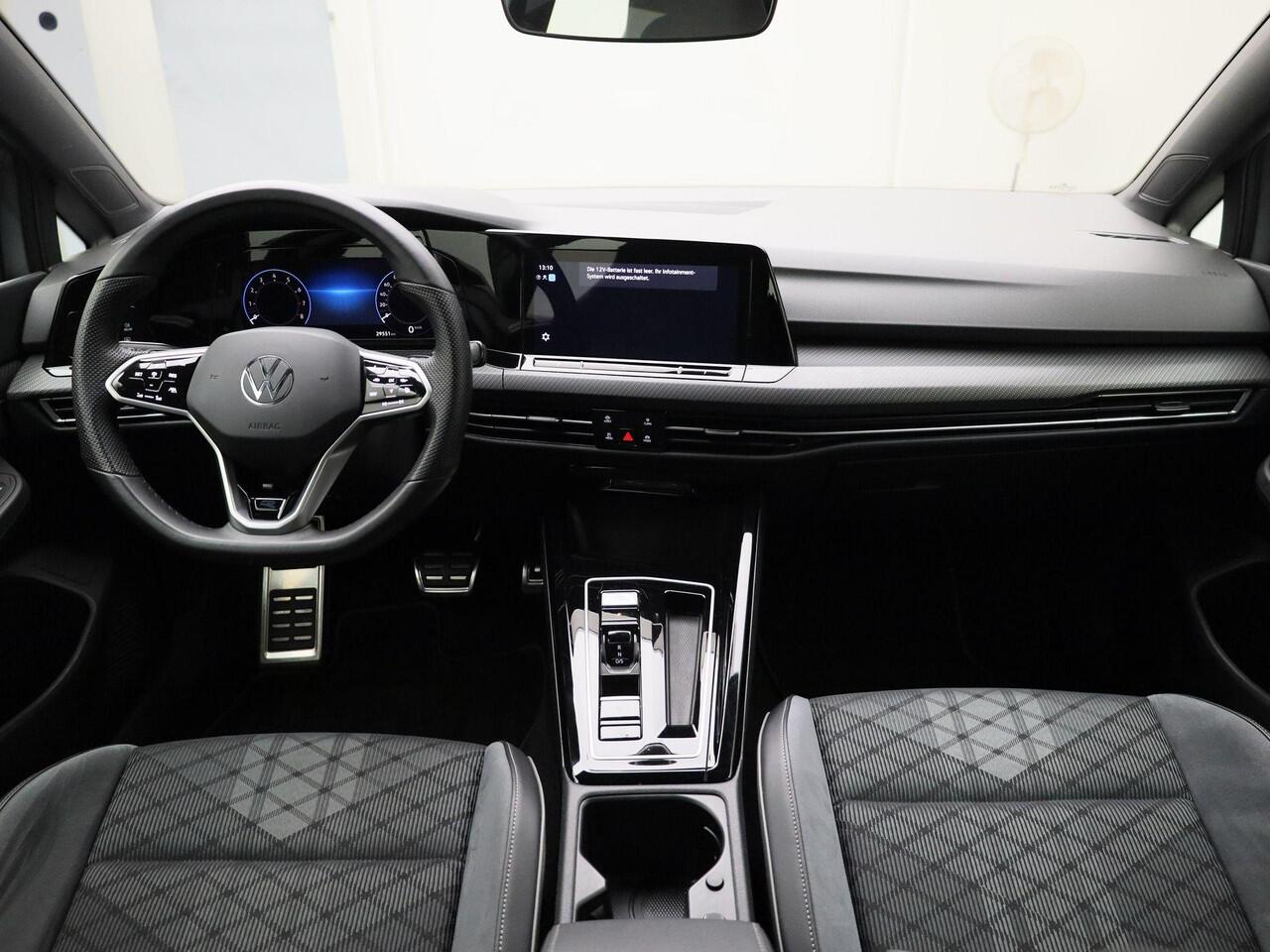 Volkswagen GOLF 1.5 eTSI 130pk DSG R-Line · Navigatie · Apple/Android Car Play · Camera + Parkeersensoren