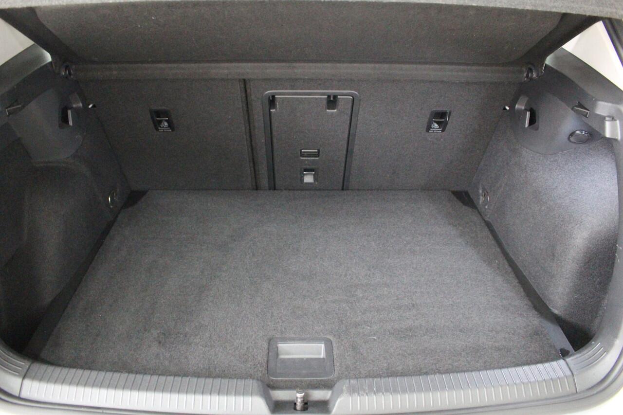 Volkswagen GOLF 1.0 eTSI Life Navigatie | Climate Control | Parkeersensoren voor en achter |