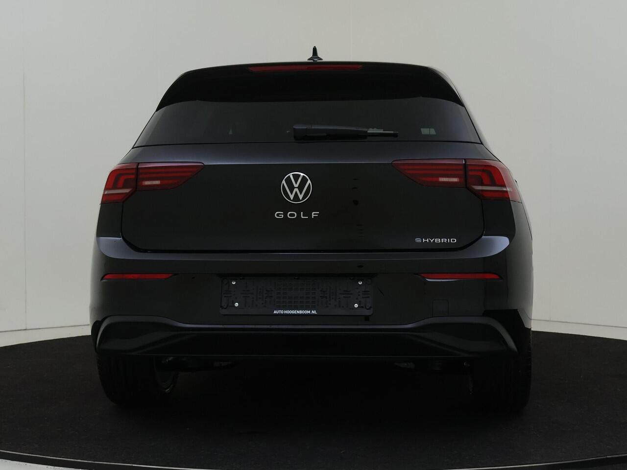 Volkswagen GOLF Life Edition eHybrid | 'App-Connect' draadloze smartphone integratie | Achterbank in ongelijke delen neerklapbaar incl. middenarmsteun en doorlaadmogelijkheid | Achteruitrijcamera (Rear View)