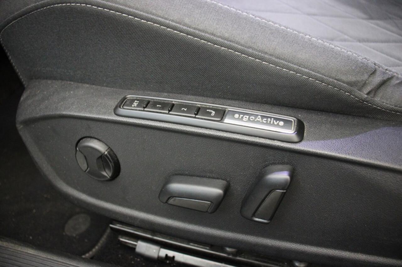 Volkswagen GOLF Variant 1.0 eTSI Life Business Automaat - Carplay, Navi, Cruise, Trekhaak, Stoelverw.