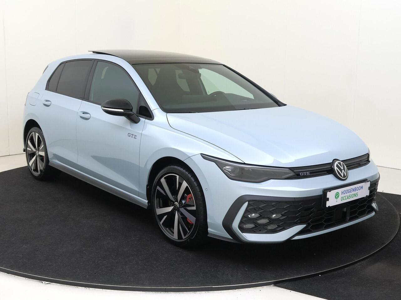 Volkswagen GOLF 1.5 eHybrid GTE | Panoramadak | Trekhaak | Head-up display | Keyless | Black style | Parkeerassistent | LED matrix verlichting | Adaptieve demping |