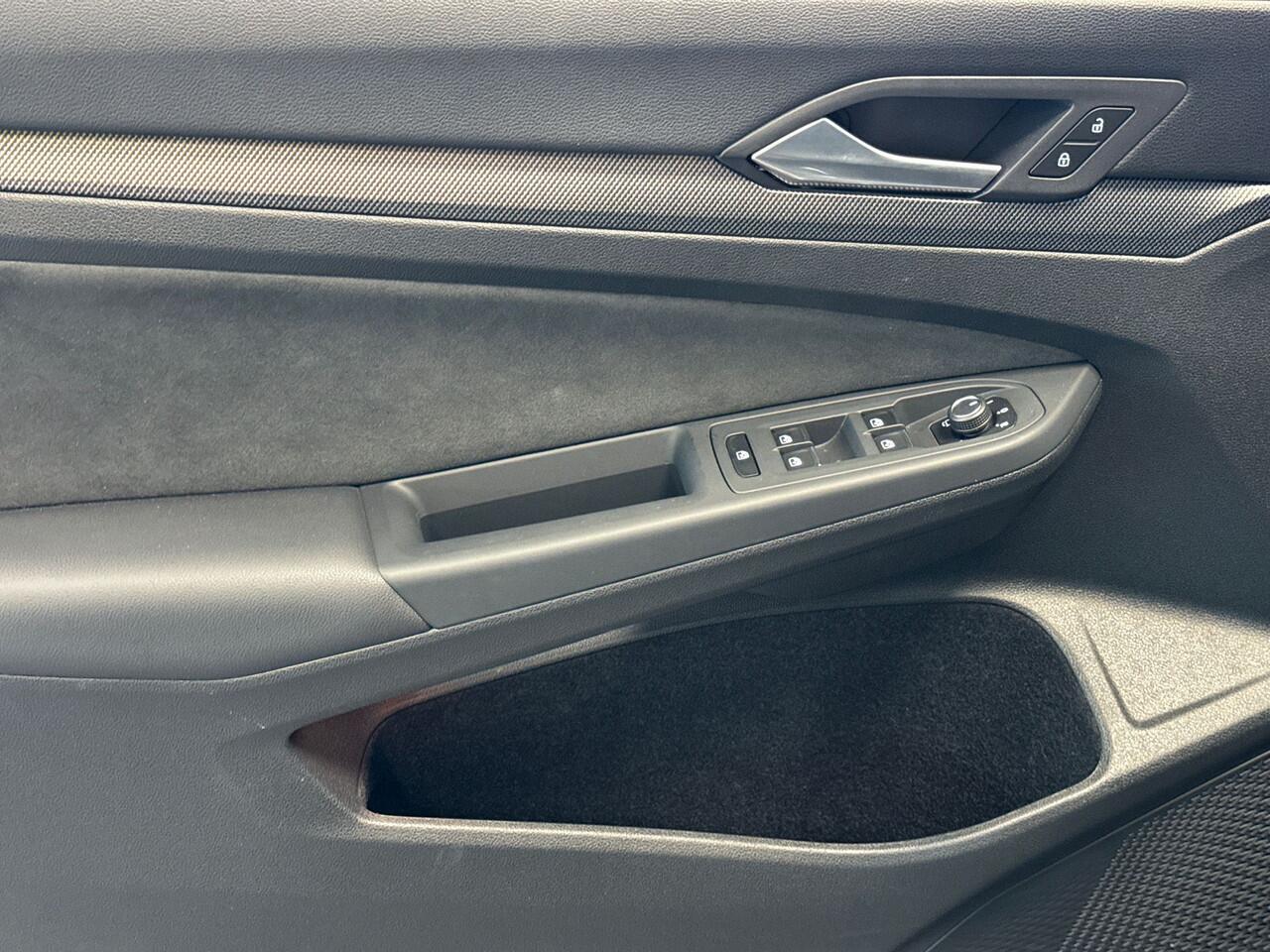 Volkswagen GOLF 1.5 eTSI 150pk R-Line R-Line / Stoel Verwarming / LED