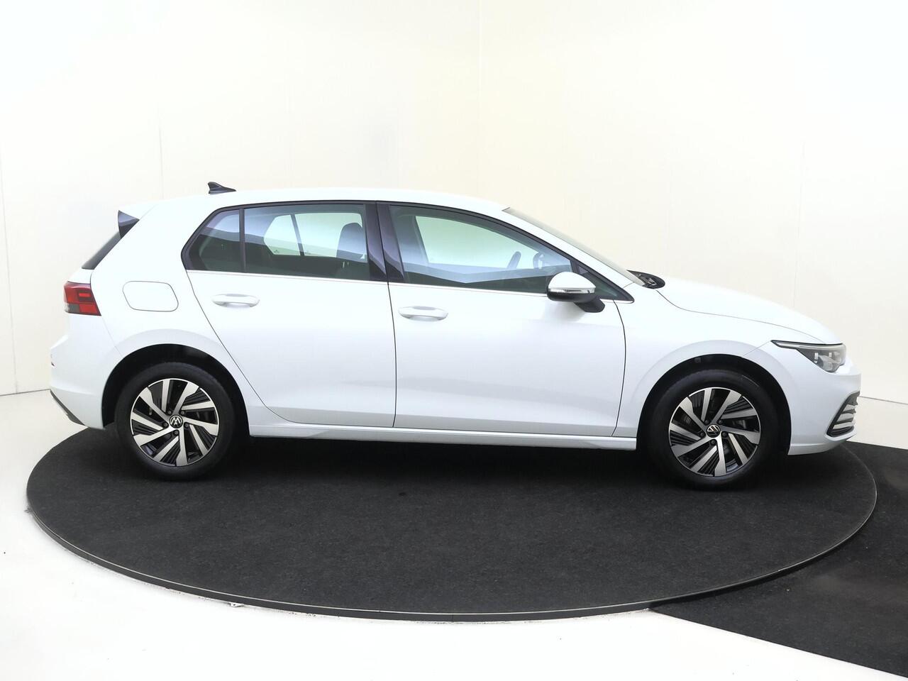 Volkswagen GOLF 1.4 eHybrid Style | Parkeersensoren | 3-zone airco | Stoel- en stuurwielverwarming | Adaptieve cruise control | CarPlay | Digital cockpit |