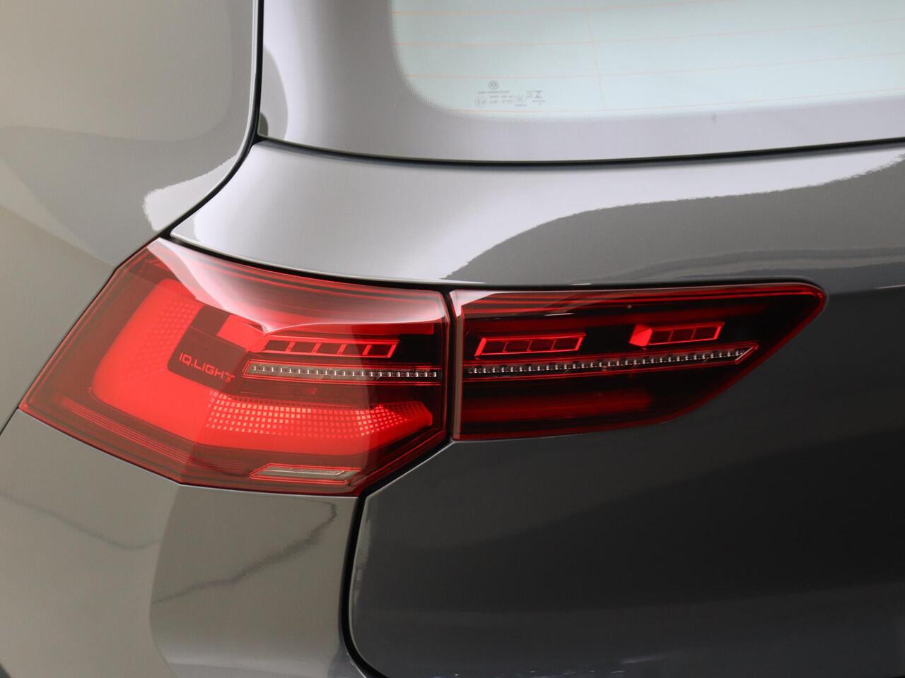 Volkswagen GOLF 1.4 eHybrid Style | Parkeerassistent | Stoel- en stuurwielverwarming | Adaptieve cruise control | Dodehoek detectie | Elektrisch verstelbare bestuurdersstoel met geheugen | CarPlay | 3-zone airco |