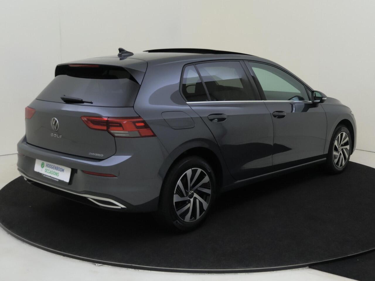 Volkswagen GOLF 1.4 eHybrid | Panoramadak | Trekhaak | Achteruitrijcamera | Stoel- en stuurwielverwarming | Keyless | Adaptieve cruise control | Navigatie |