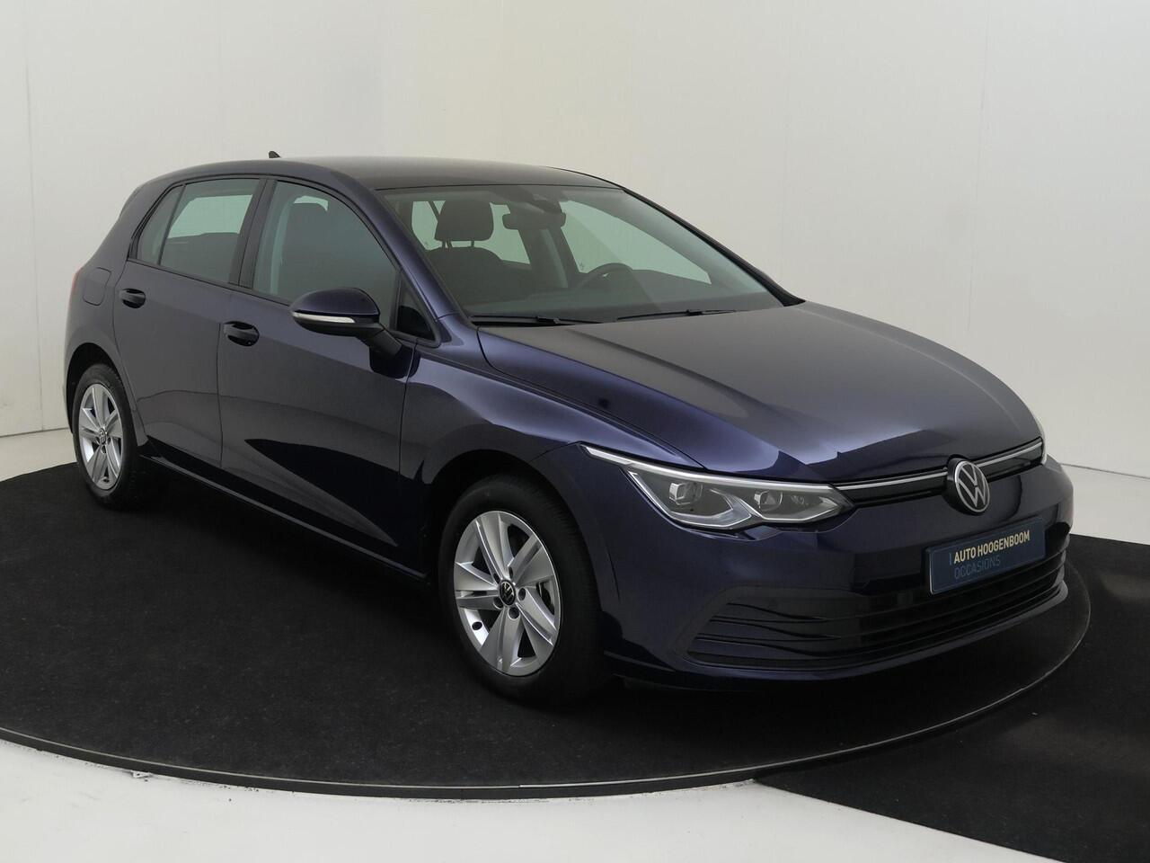 Volkswagen GOLF 1.0 TSI Life | Achteruitrijcamera | Navigatie | Dodehoek detectie | Adaptieve cruise control | Elektrisch inklapbare buitenspiegels | CarPlay | Sfeerverlichting |