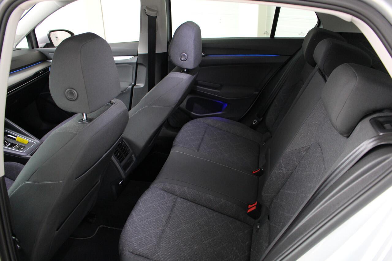 Volkswagen GOLF 1.0 eTSI Life Navigatie | Climate Control | Parkeersensoren voor en achter |