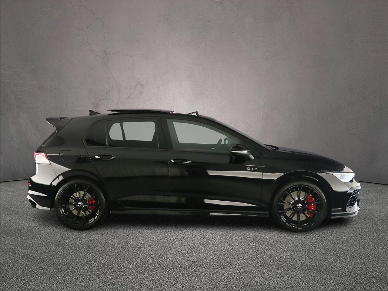 Volkswagen GOLF GTI Clubsport 2.0 TSI 300pk DSG Automaat Akrapovic, Panoramadak, Black Style, Harman Kardon audio, Adaptive cruise control, LED matrix koplampen, 360 camera