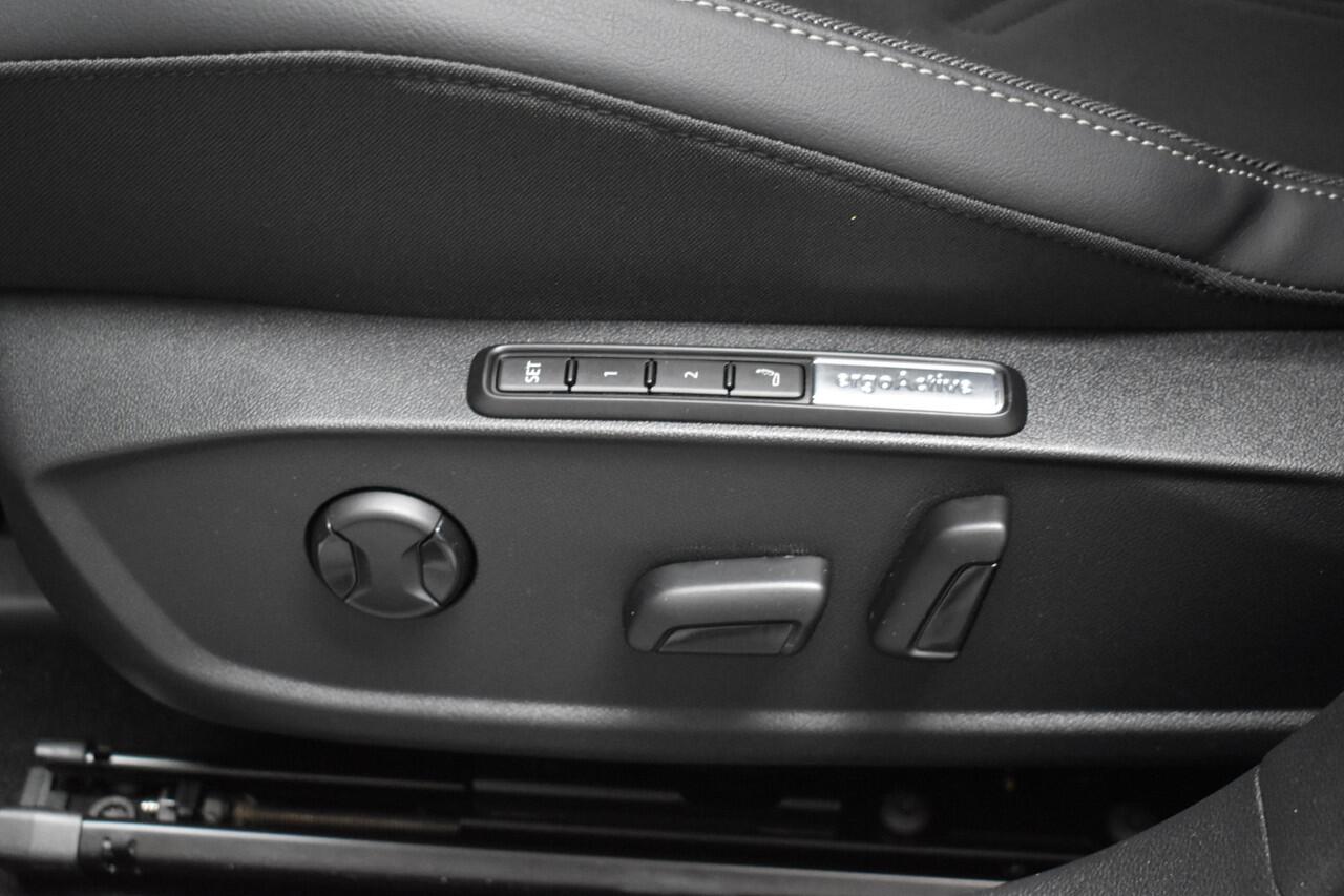 Volkswagen GOLF 1.5 eTSI Edition 50 Pano/Trekhaak/navi/ harman kardon/head-up/Automaat