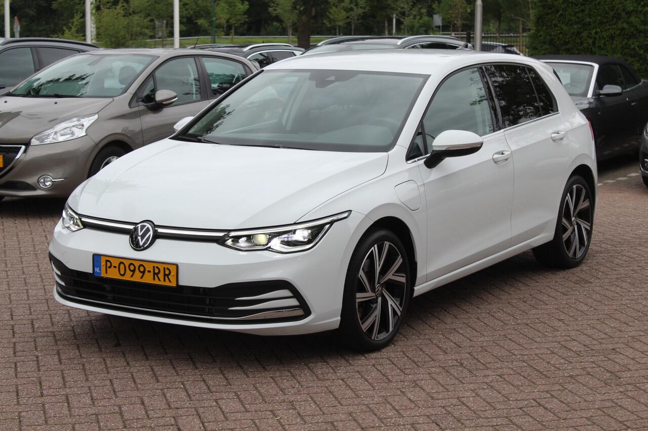 Volkswagen GOLF 1.4 eHybrid Style / Camera / Half leder / Navigatie / 18'' / Dodehoek / DAB / Stoelverwarming / ACC