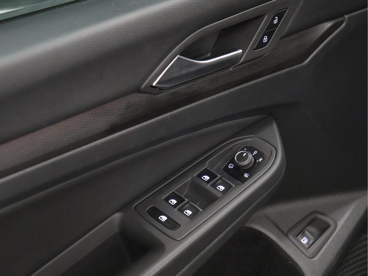 Volkswagen GOLF 1.4 eHybrid GTE [MEMORY SEATS, SPORT INTERIEUR, KANTELDAK, APPLE CARPLAY, ANDROID, ADAPTIVE CRUISE, CAMERA, VOL LEDER, STOELVERKOELING, STOELVERWARMING, PDC V+A, NIEUWSTAAT]