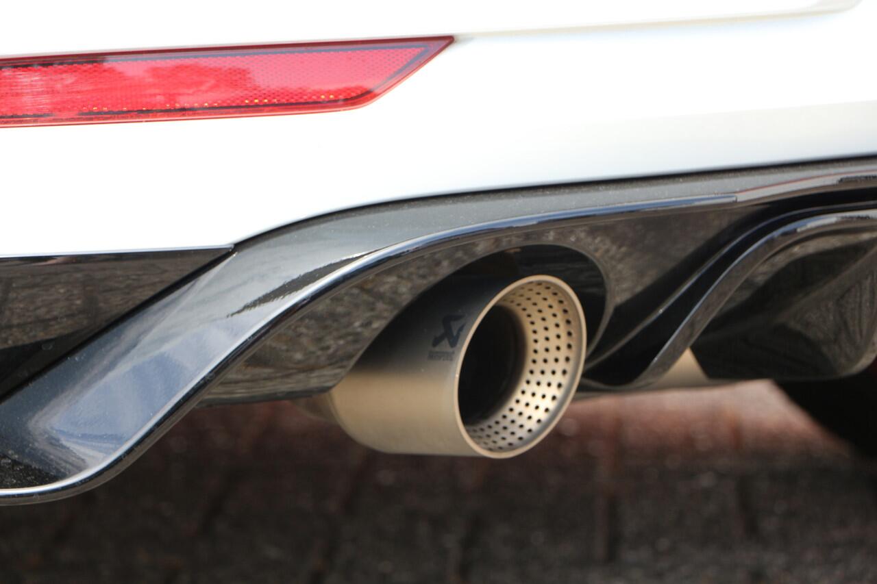 Volkswagen GOLF 2.0 TSI GTI TCR | Akrapovic | Pano | Discover Pro