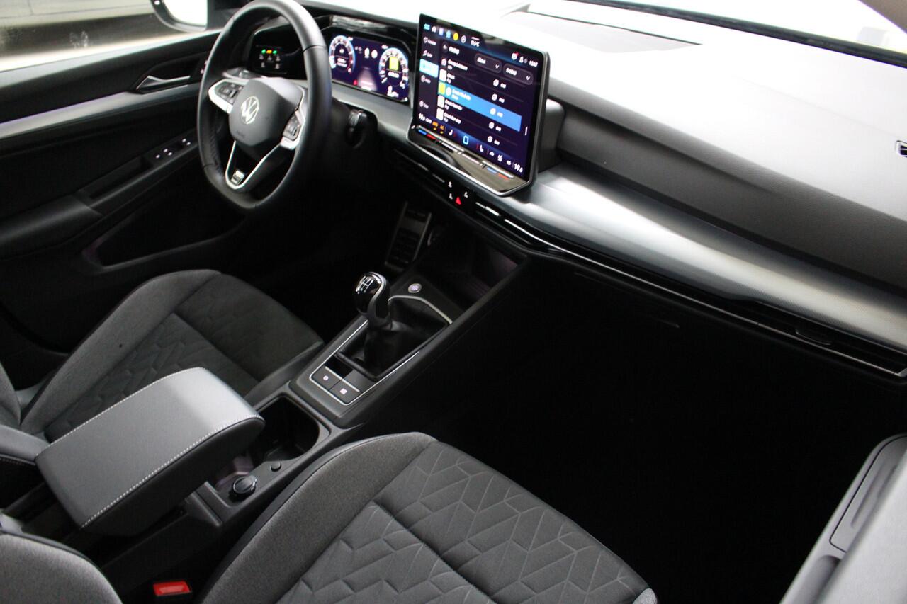 Volkswagen GOLF 1.5 TSI Goal Navigatie | Trekhaak | Dodehoekassistentie | 16" Velgen Zürich