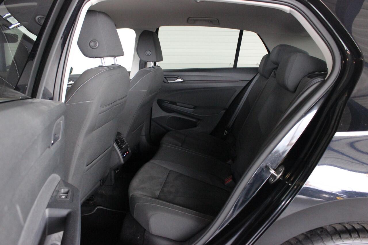 Volkswagen GOLF 1.5 eTSI Style Camera | IQ Light | Memorystoel | Carplay | Stoelverw. | Adapt. Cruise | 17" LMV | PDC V+A