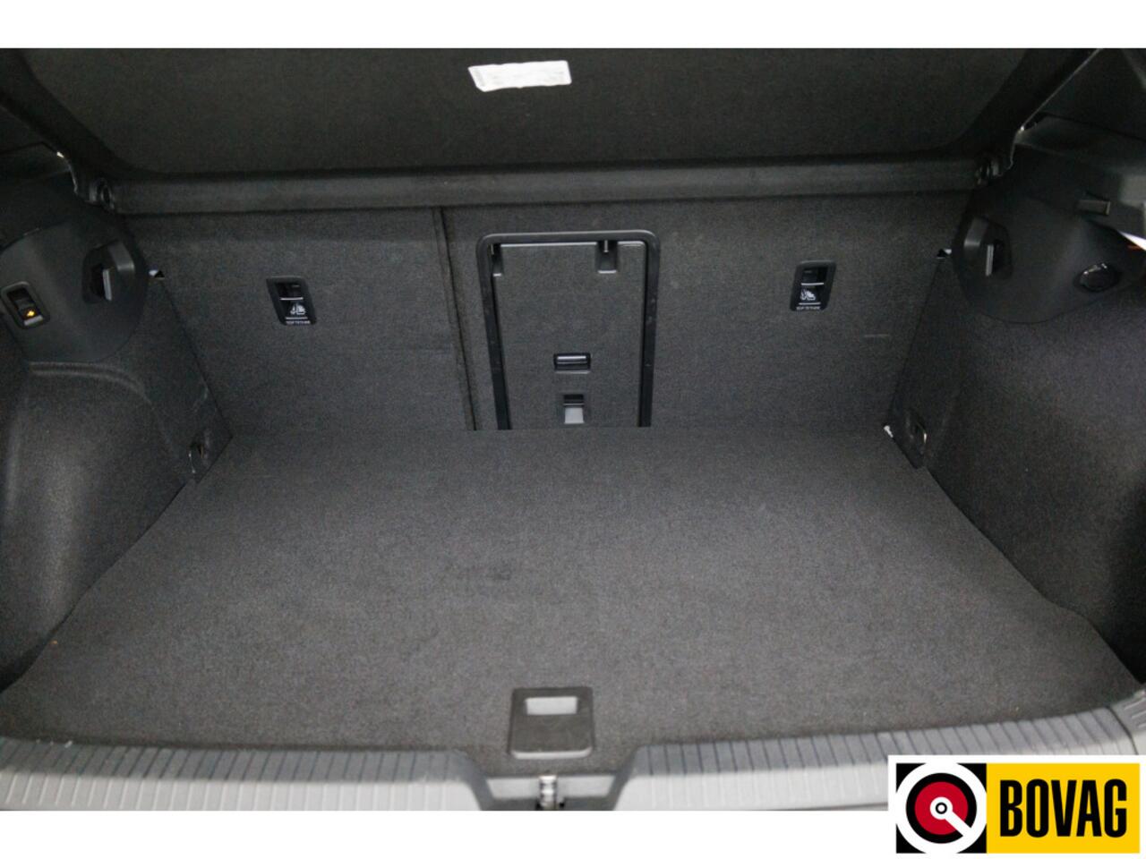 Volkswagen GOLF 1.5 eHybrid GTE Black 272 PK automaat | IQ Led | Elec. trekhaak | Headup | Stoel- & stuurverw. | PDC V + A, Camera, App. connect, Navigatie, 131 KM actieradius (WLTP)