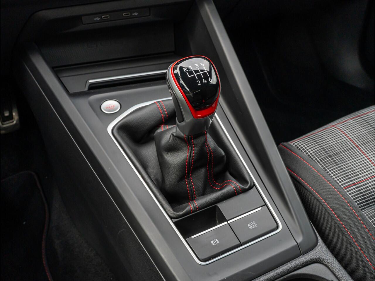 Volkswagen GOLF 2.0 TSI GTI UNIEK HANDBAK!! IQ LIGHT CAMERA 18 INCH APPLE CARPLAY