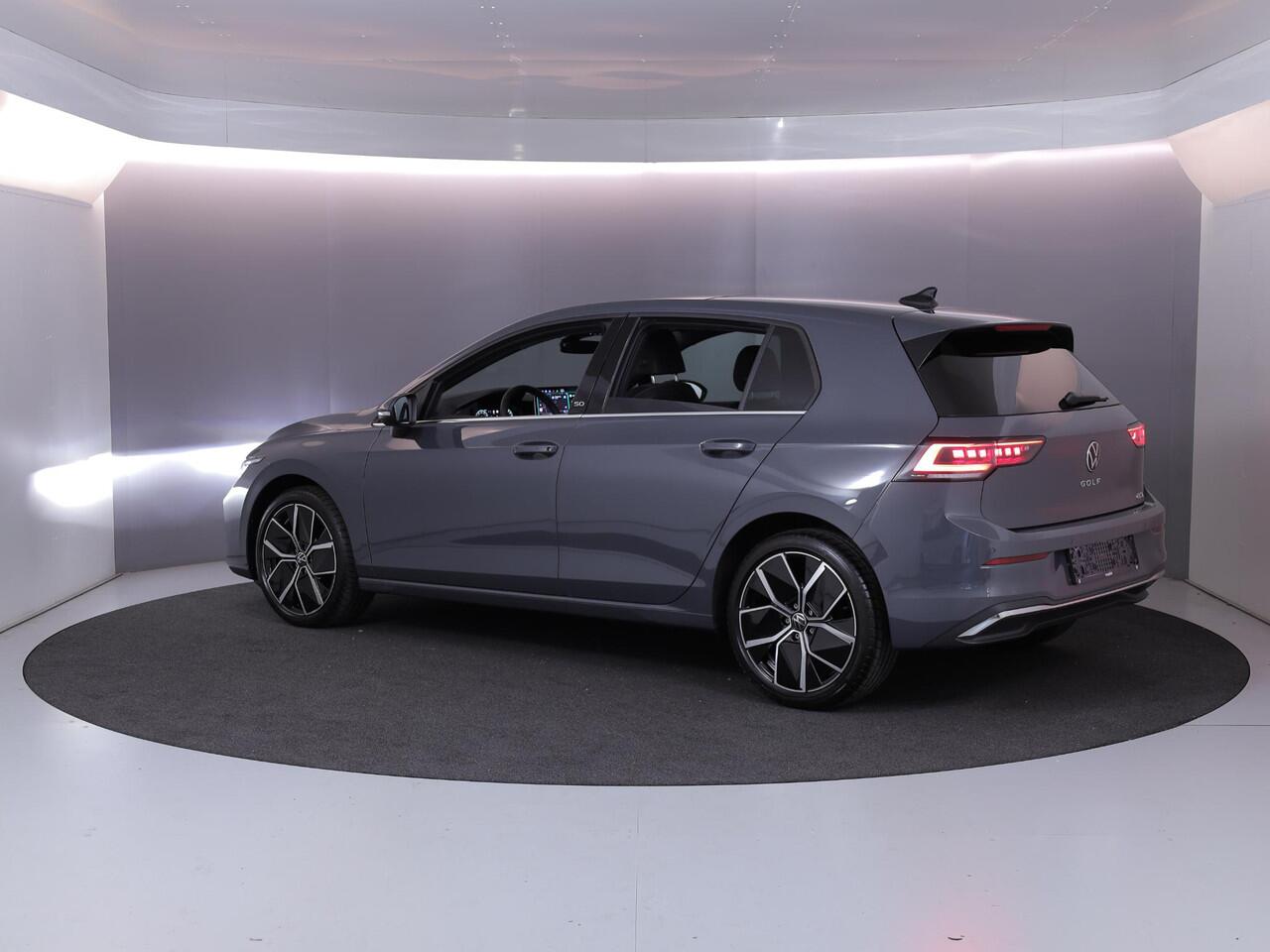 Volkswagen GOLF 1.5 eTSI 50 Jahre Edition 150 pk Automaat (DSG) | Navigatie | Panoramadak | Parkeersensoren | Achteruitrijcamera | Matrix LED koplampen | Stoelverwarming |