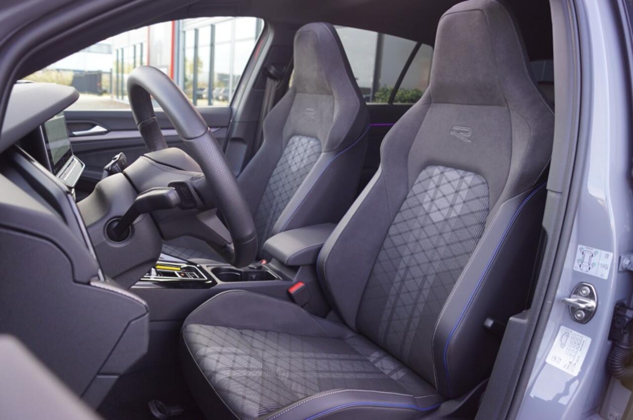 Volkswagen GOLF R-line 1.5 eTSI 150pk DSG facelift Black style/Panodak /Trekhaak wegklb./IQ Matrix LED /Head-up