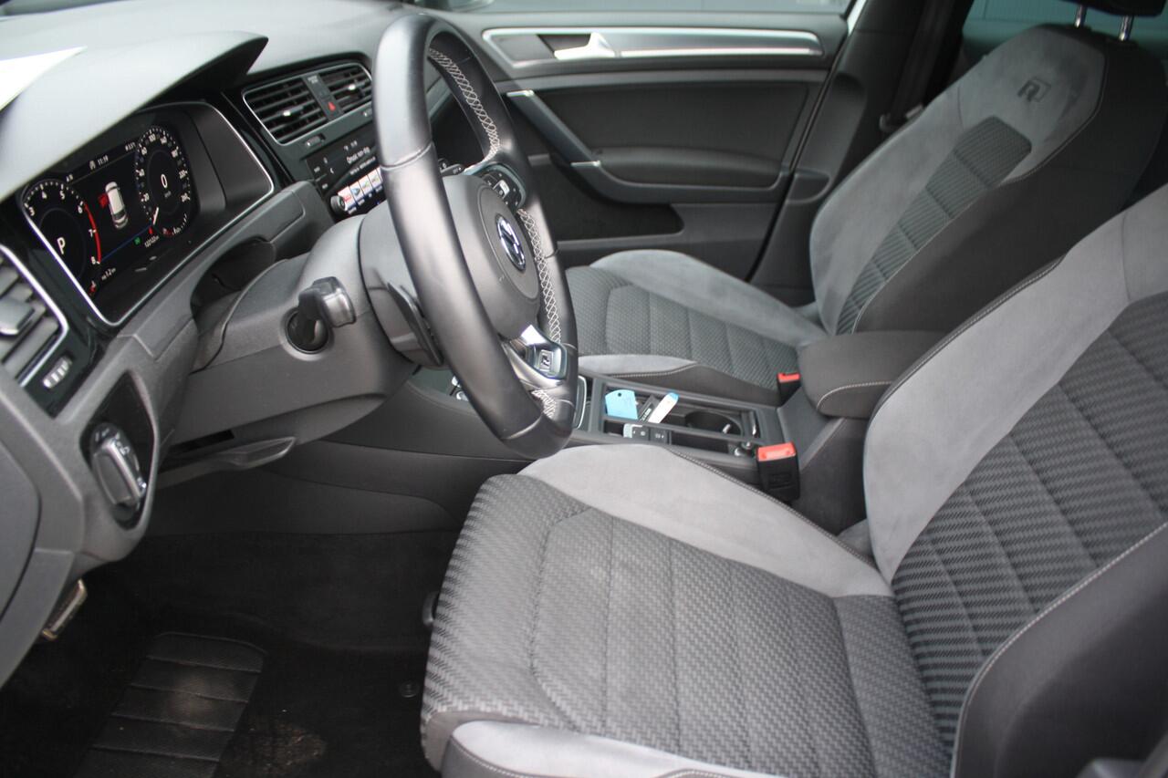 Volkswagen GOLF 1.5 TSI Highline Business R - AUTOMAAT - NAVIGATIE - PDC - VIRTUAL COCKPIT - KEYLESS