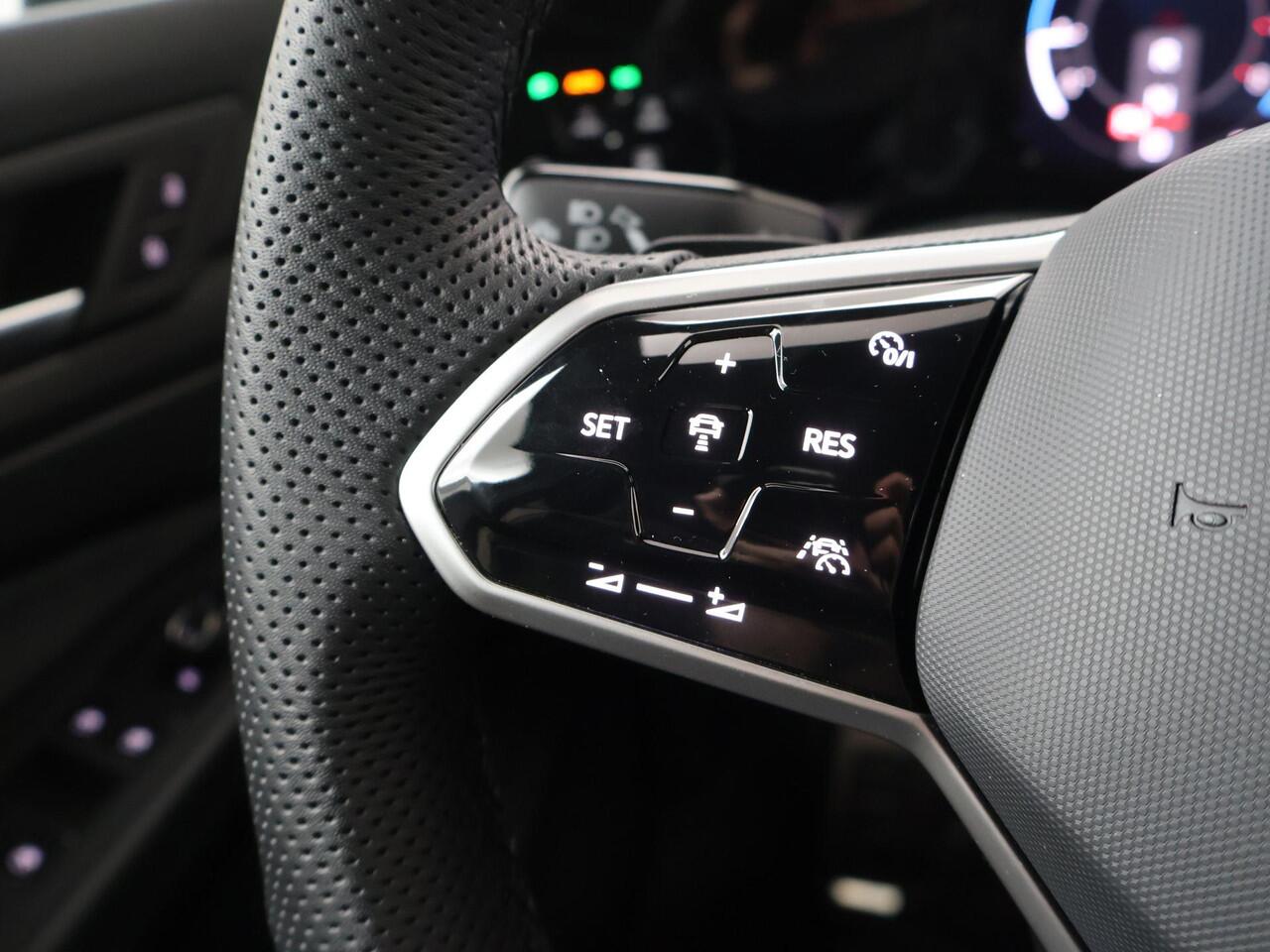 Volkswagen GOLF Variant 1.5 eTSI 130pk DSG R-Line | Navigatie | Achteruitrijcamera | Stoel- & stuurwielverwarming | Keyless |