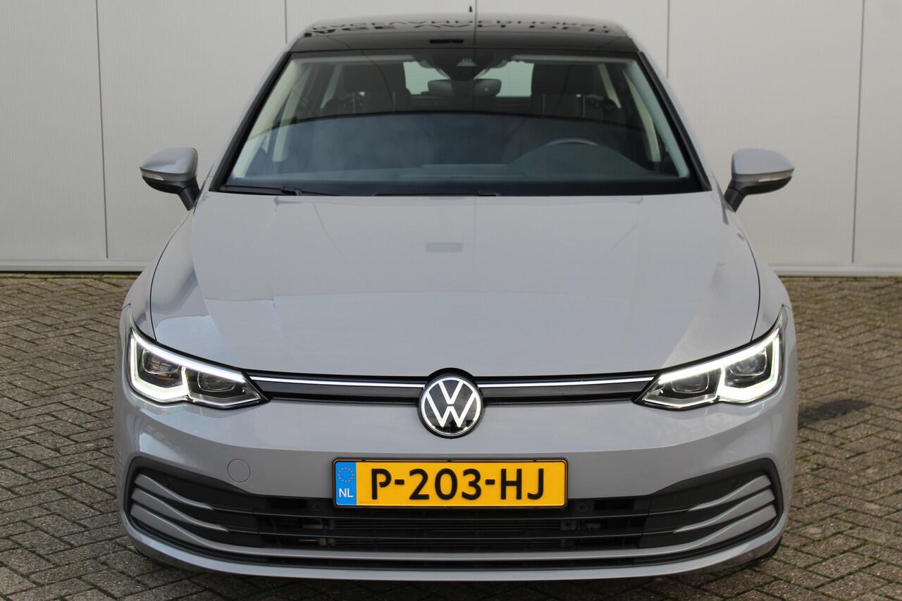 Volkswagen GOLF 1.5-150pk TSI Highline. Erg nette, sportieve en goed onderhouden VW Golf ! Slechts 41.000km ! Autm. airco dual, digitaal dashb., adapt. cruise cntrl, navigatie, tel. voorb., trekhaak + afn. kgl, IQ lights, LM wielen, elektr. panoramadak, stoel- en stuurv