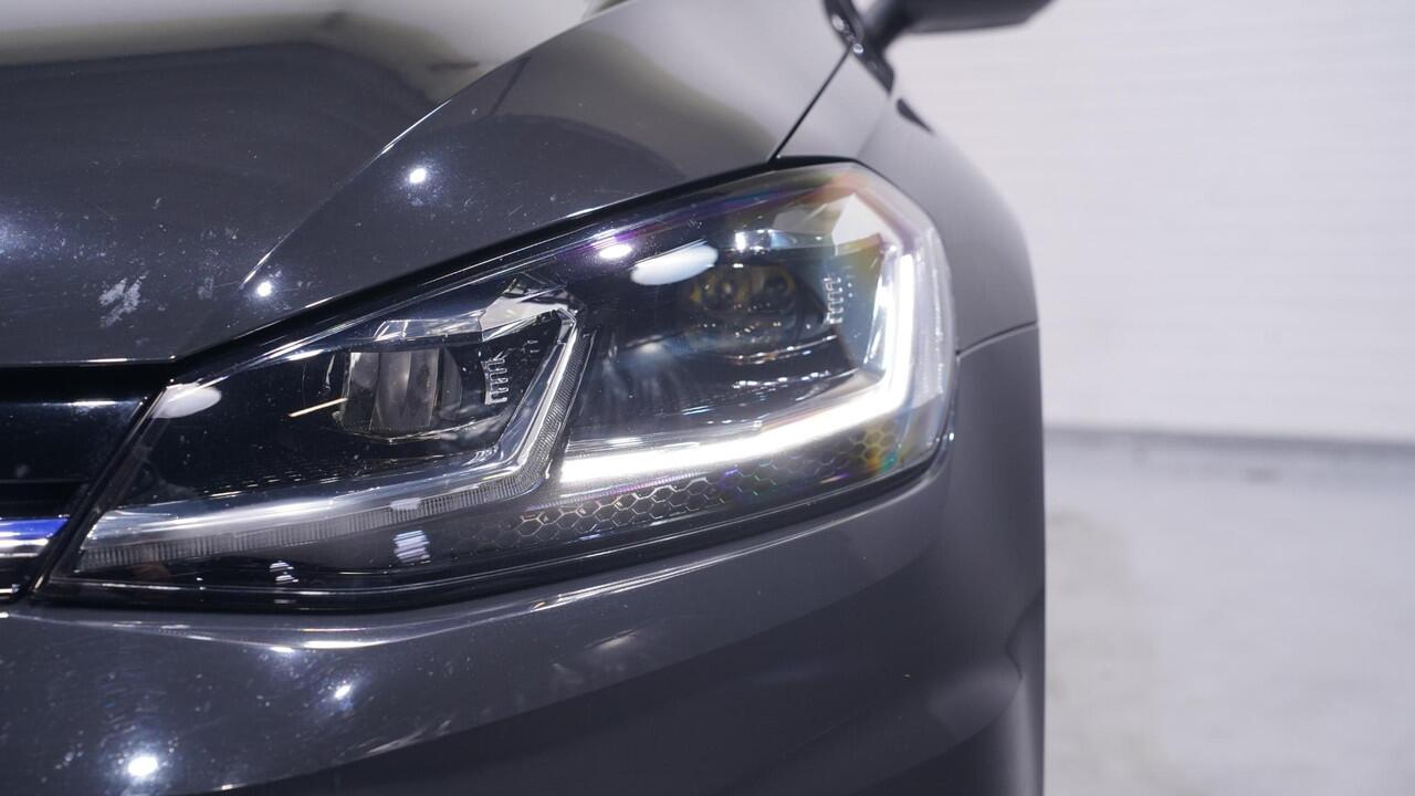 Volkswagen GOLF Variant 1.5 TSI Highline NAP Panodak Camera Sportstoelen Afneembare trekhaak 1400 kg PDC v+a Led koplampen