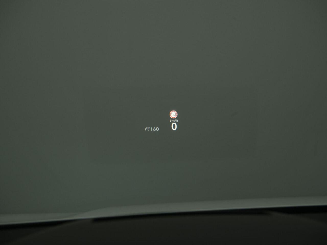 Volkswagen GOLF 1.5 eTSI 150 pk DSG R-Line Edition | Panoramadak | Head-up display | Stoel-/stuurverwarming | IQ Light | Achteruitrijcamera | Sportstoelen | 18 inch