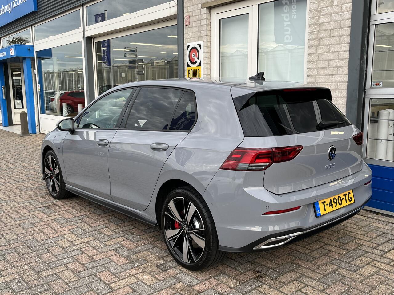 Volkswagen GOLF 1.4 eHybrid GTE / AUTOMAAT/ 245PK/ CAMERA/ PARK. SENSOREN/ PARK. ASSIST/ TRAVEL ASSIST/ IQ. LIGHT/ ADAPT. CRUISE/ DIGITAL DASH/ APP-CONNECT/ STOEL-STUUR VERWARM./ CLIMA/ NAVI/ 18" LMV
