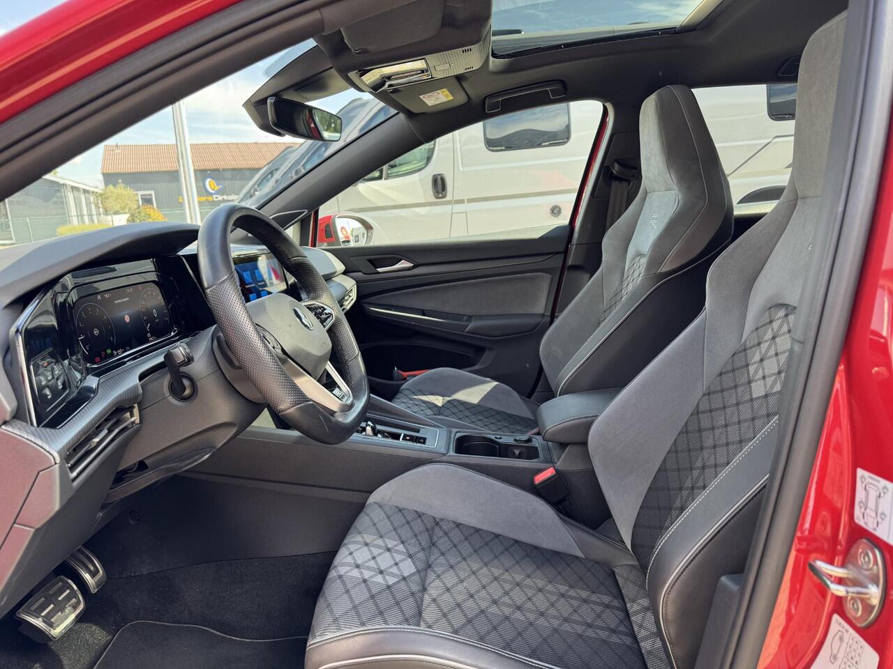 Volkswagen GOLF 1.5 eTSI R-Line PANO | DCC | H/K | NL