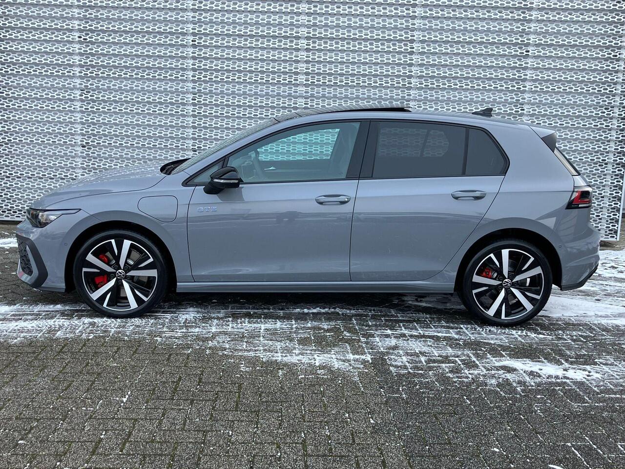 Volkswagen GOLF 8 GTE 1.5 eHybrid 200 kW / 272 PK 6 versn. DSG | Black Style | Panoramadak | Assistance pakket plus |