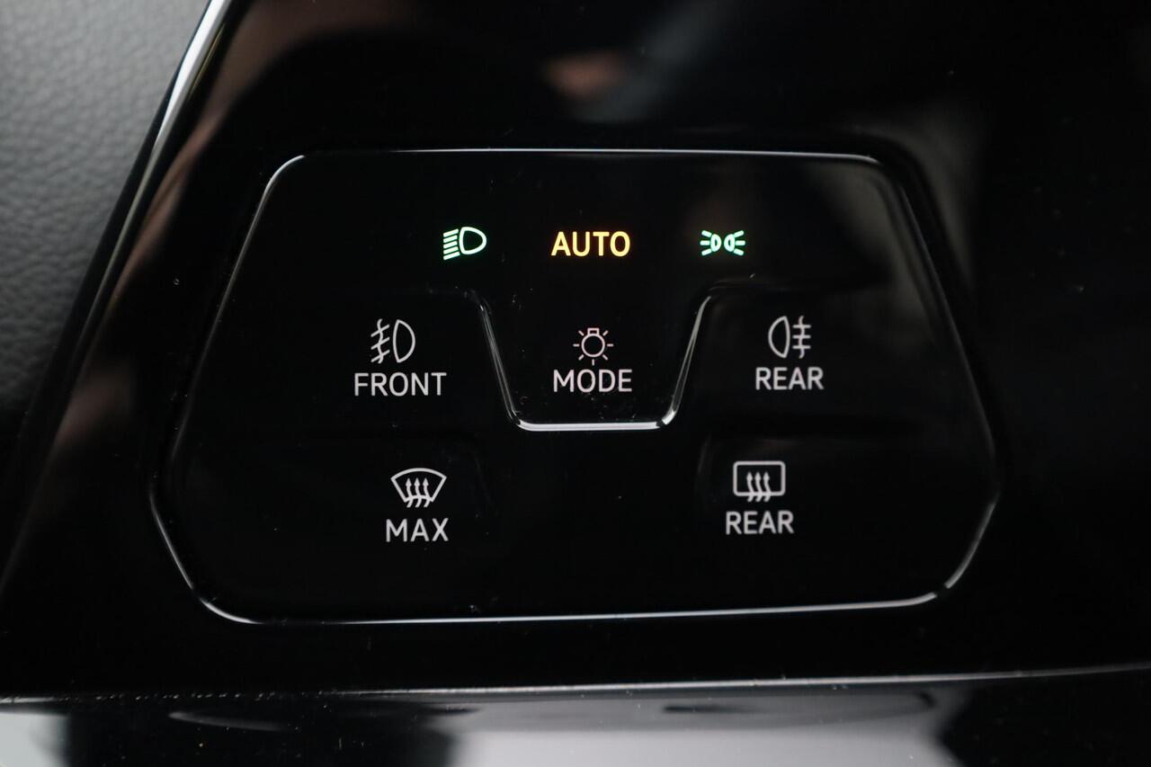 Volkswagen GOLF 1.4 eHybrid GTE Black style 18" LMV Bergamo achteruitrijcamera keyless side assist park assist navigatie LED mistlampen stoel en stuurwiel verwarming privacy glas travel assist ACC klasse III alarm spiegels inklapbaar draadloos carplay draadloos telefoon 