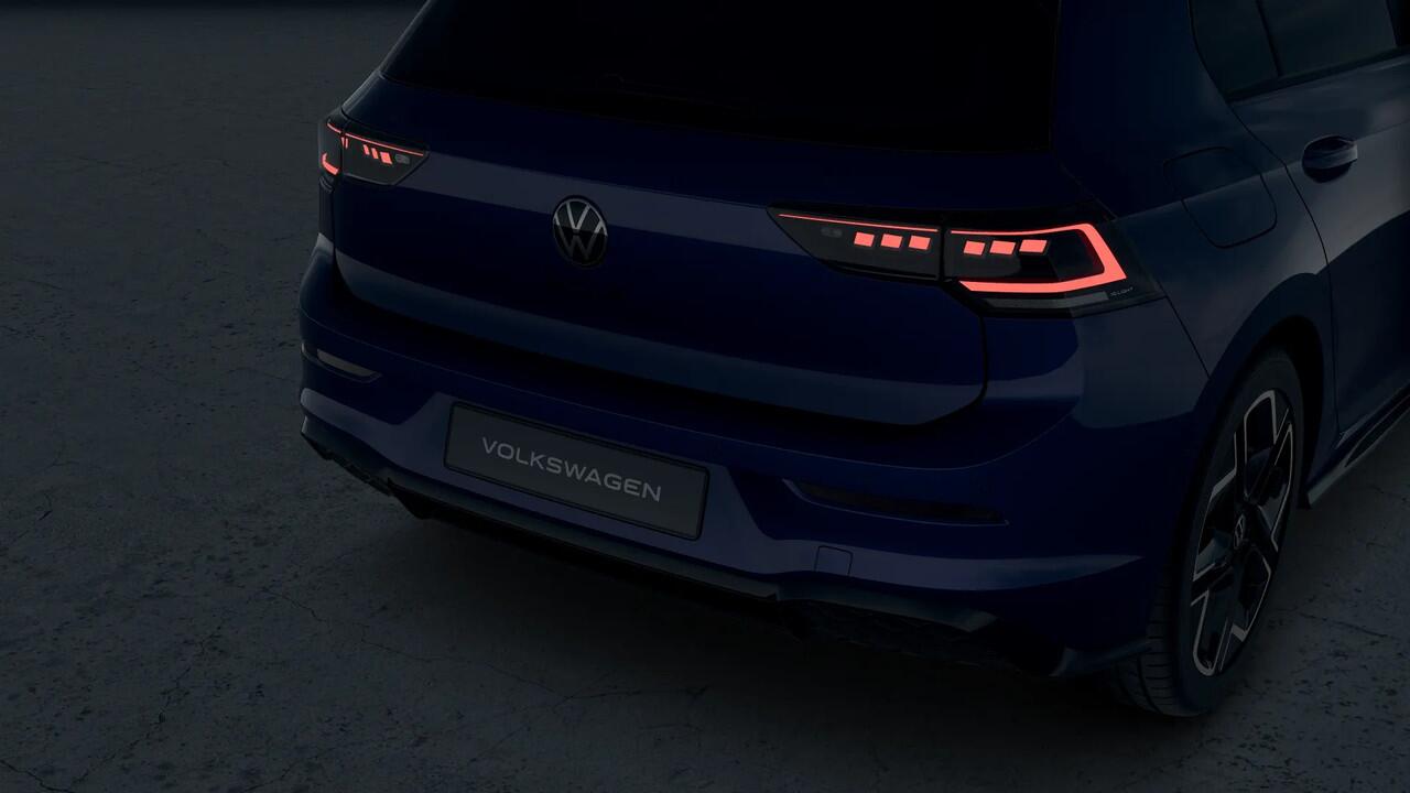 Volkswagen GOLF R-Line Edition | 'App-Connect' draadloze smartphone integratie | Achterbank in ongelijke delen neerklapbaar incl. middenarmsteun en doorlaadmogelijkheid | Afstandscontrolesysteem (Front Assist)