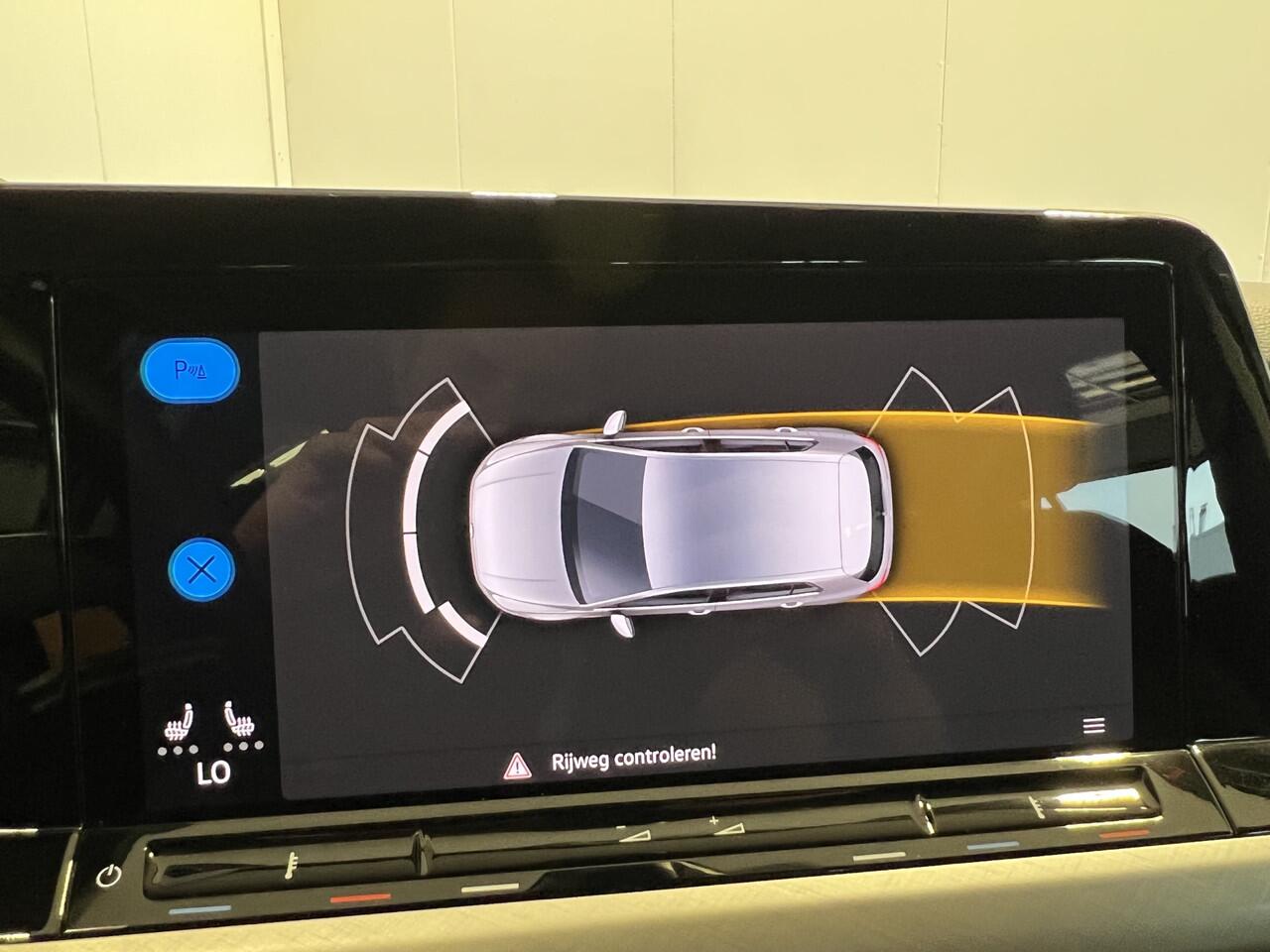 Volkswagen GOLF 1.0 eTSI Life | Navigatie/Android/Apple Carplay | LM Velgen 16" | Cruise Control Adaptief | Voorstoelen Verwarmd | Airco |