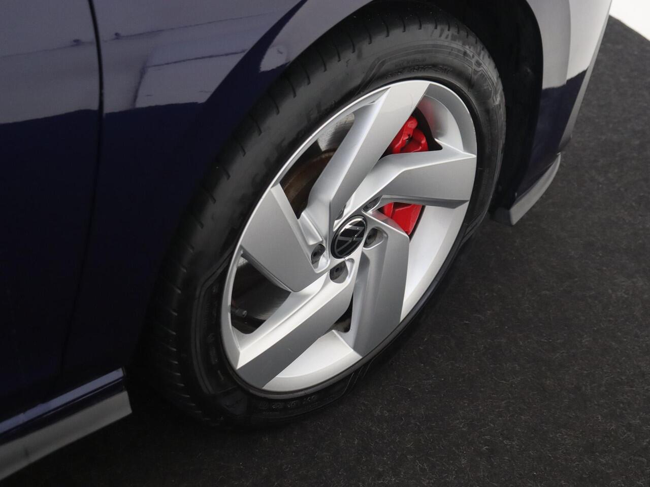 Volkswagen GOLF 1.4 eHybrid GTE | SoH 95% | Stoel- en stuurwielverwarming | Navigatie | Adaptieve cruise control | Achteruitrijcamera | 3-zone airco | CarPlay | Sfeerverlichting |