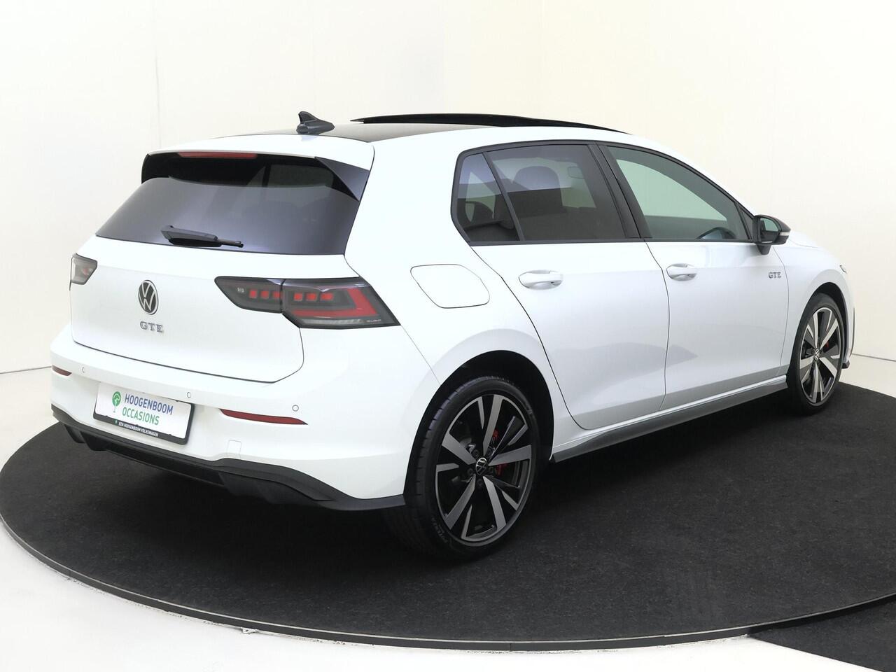 Volkswagen GOLF 1.5 eHybrid GTE | SoH 99% | Panoramadak | 360 camera | Head-up display | Adaptieve cruise control | 3-zone airco | LED matrix verlichting | CarPlay | Stoel- en stuurwielverwarming |