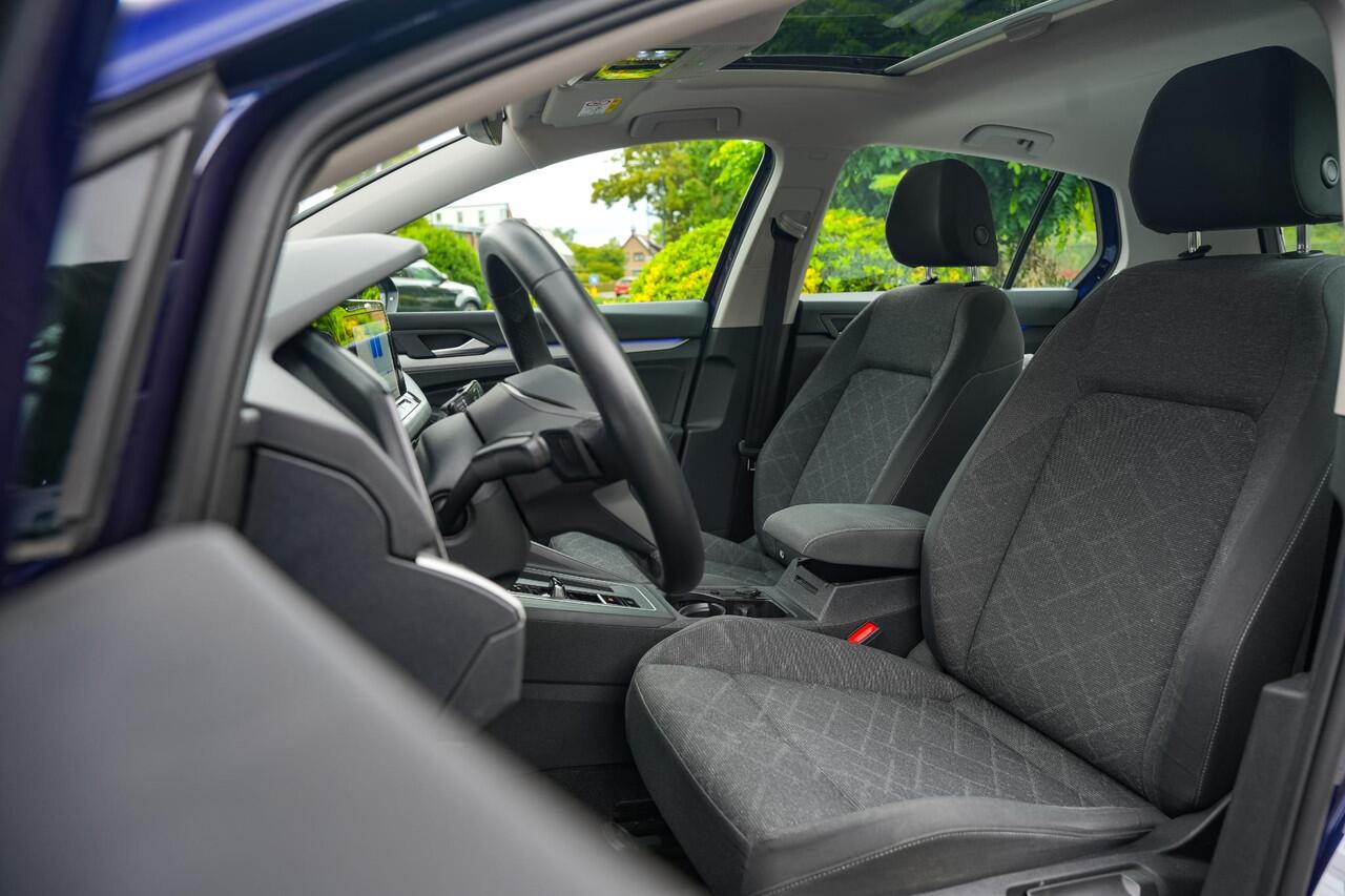 Volkswagen GOLF 1.5 eTSI Style Panoramadak IQ Light Adapt. Cruise Keyless Stuurverw. 16''LM