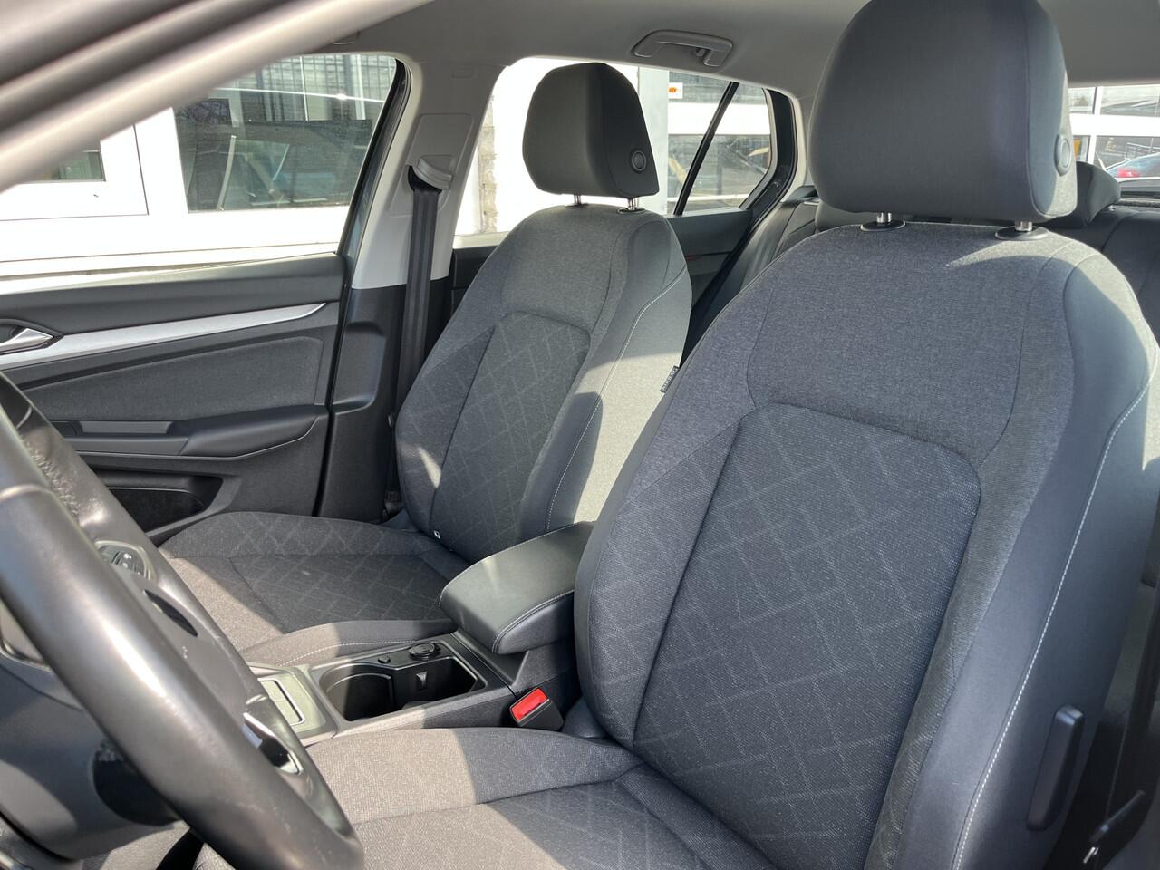 Volkswagen GOLF 1.0 TSI Life / FABRIEKSGARANTIE T/M 1-2027/ PARK. SENSOREN/ NAVI/ 16" LMV / APP-CONNECT /