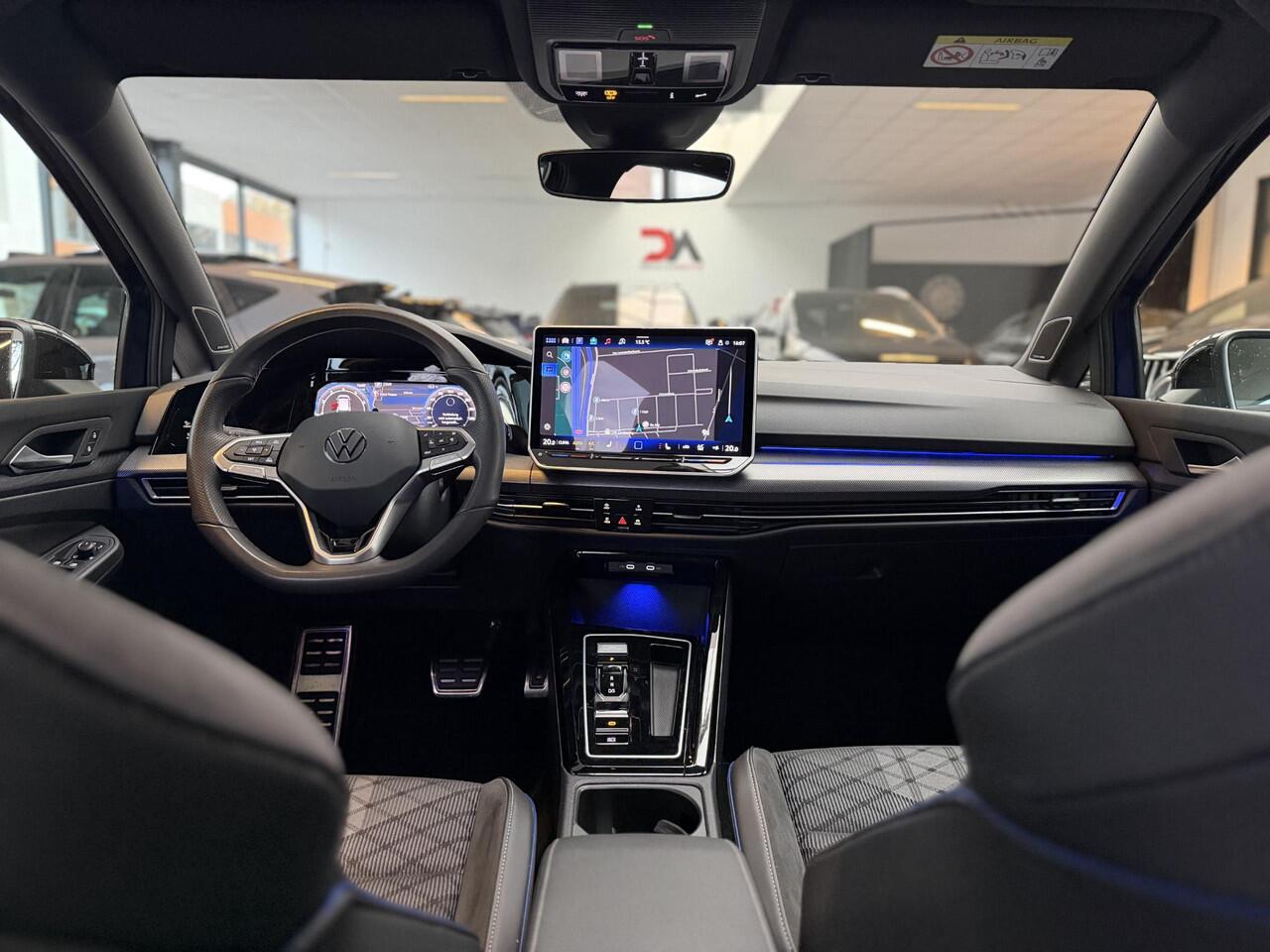 Volkswagen GOLF 1.5 eTSI R-Line Pano / Head-up / 360 / H&K /