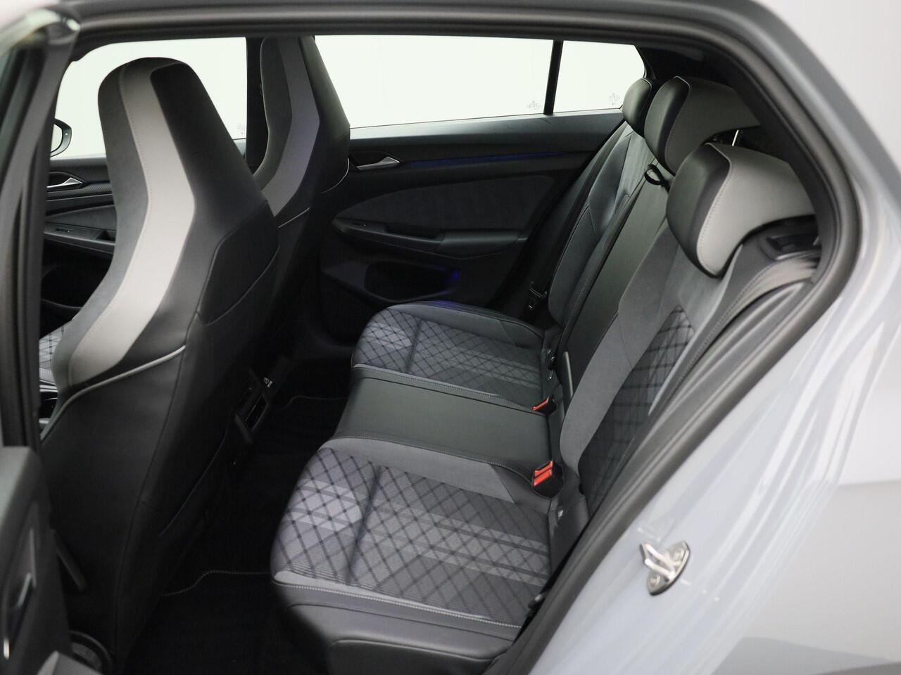 Volkswagen GOLF 1.5 eTSI 130pk DSG R-Line · Navigatie · Apple/Android Car Play · Camera + Parkeersensoren