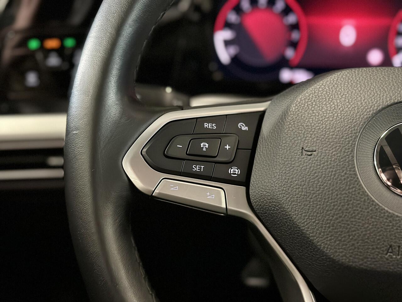 Volkswagen GOLF 1.0 TSI Life | Adaptive Cruise Control | Parkeersensoren | Apple Carplay | Android Auto | Sfeerverlichting | Trekhaak | 17" Lichtmetaal | Airconditioning