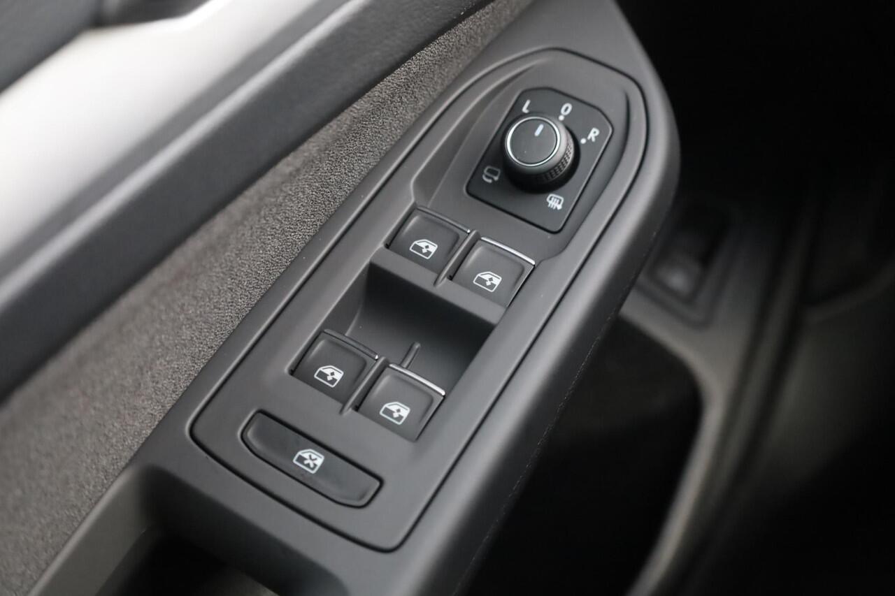 Volkswagen GOLF 1.5 eHybrid Life Edition 204PK / 150kW, Achteruitrijcamera, stoel- en stuurwiel verwarming, navigatie, Apple Carplay / Android Auto, 17" 'Nottingham' LMV, LED verlichting, DAB+, spraakbediening (voice-control), digital cockpit pro, multifunctioneel ledere