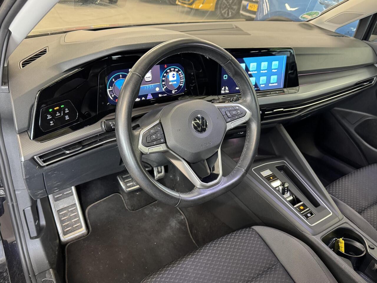 Volkswagen GOLF 2.0 TDI Active Automaat | ¤ 1.000 INRUILPREMIE | Trekhaak elektrisch | Pano | IQ Light | Digitaal Dashboard | HUD | Clima | 16"LMV | Camera ( Vestiging - Vianen )