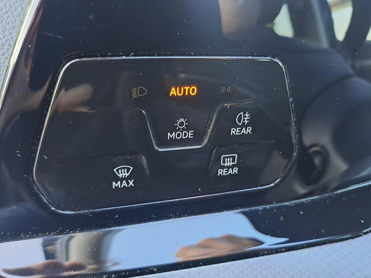 Volkswagen GOLF 1.5 eTSI R-Line Business+ | LED | Trekhaak | All-seasons | ACC | Keyless | Stoelverwarming |