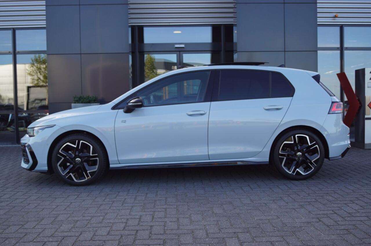 Volkswagen GOLF R-line 1.5 eTSI 150pk DSG facelift Black style/ Panodak /IQ Matrix LED /Head-up/Park-assist plus
